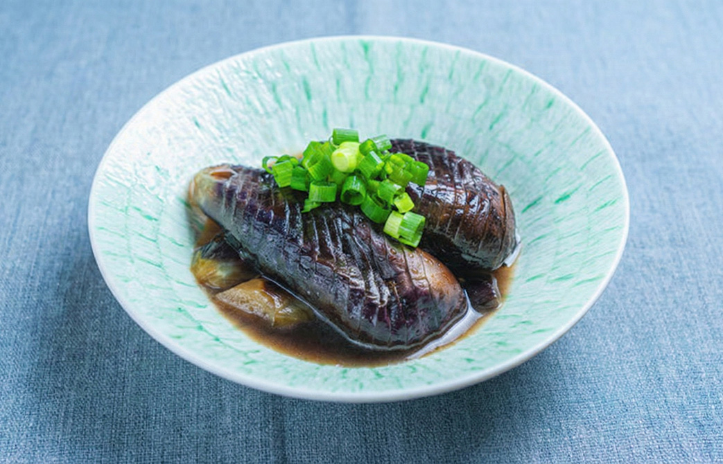 茄子の煮物の写真。上と左の画角が広がって全体が見えている。