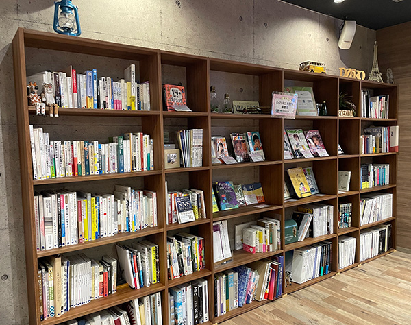 多くの書籍が棚に並んでいる本棚