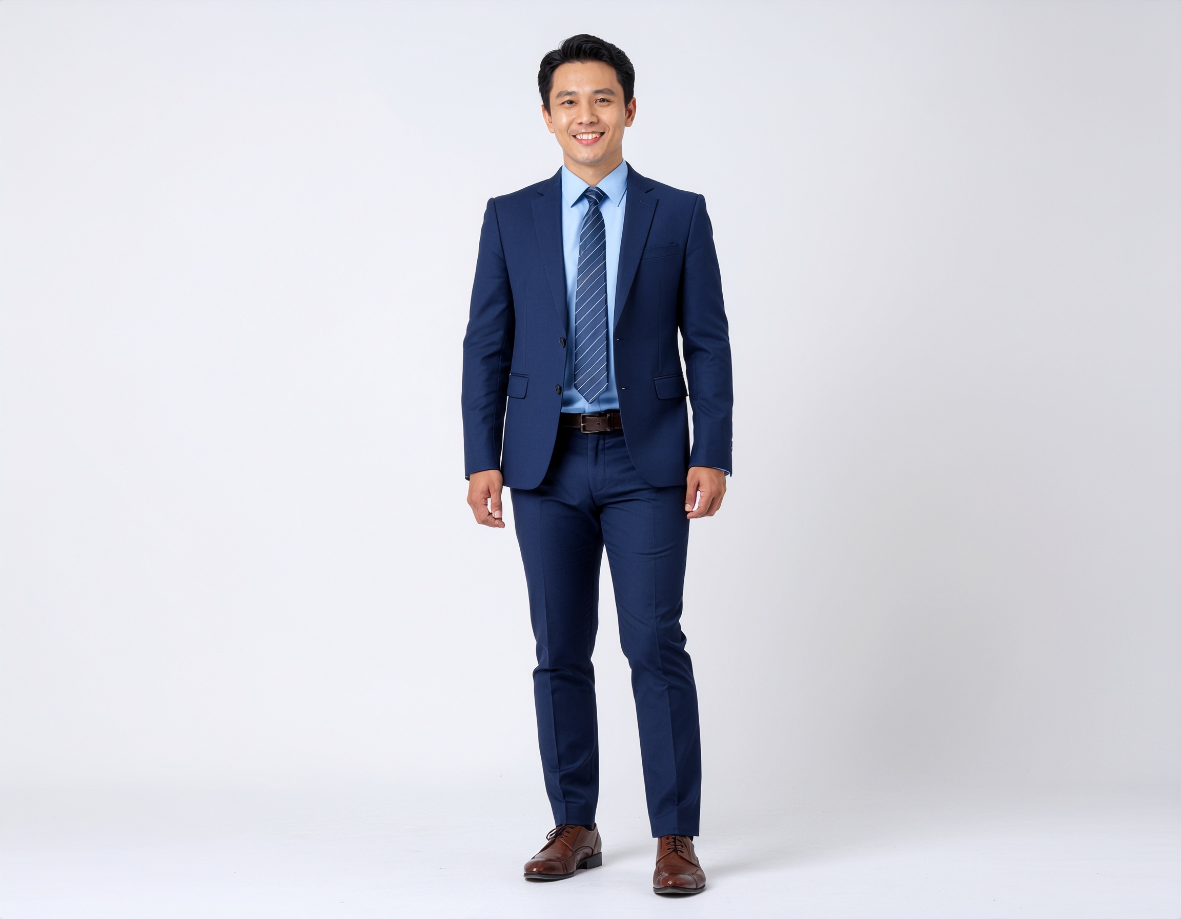 日本の一般的なビジネスマンの全身写真。清潔感があり、親しみやすく、誰にでも好かれる笑顔。モデルのような派手さはなく、真面目な会社員。紺色の標準的なスーツとネクタイ、革靴を 