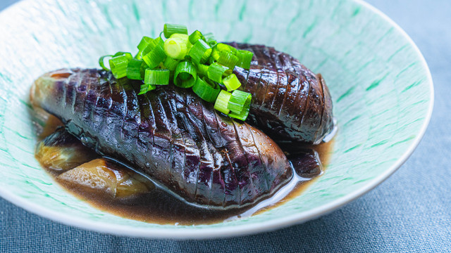 茄子の煮物が器に盛られている。写真の上と左が器の途中で切れている。